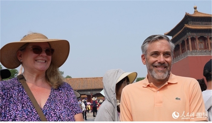 圖為來(lái)自美國(guó)拉斯維加斯的游客格雷琴·拉森 （Gretchen Larsen）（左）和她的丈夫埃里克·拉森（Eric Larsen）（右）。人民網(wǎng)記者 吳超嵐攝