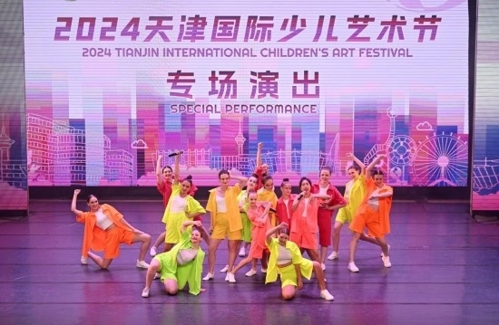 7月22日，來(lái)自俄羅斯的舞蹈團(tuán)演員在藝術(shù)節(jié)上展演。新華社記者 趙子碩 攝