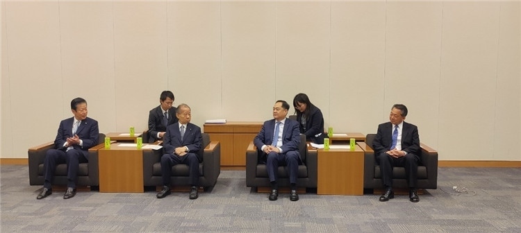 4月11日，楊萬(wàn)明會(huì)長(zhǎng)在東京會(huì)見(jiàn)日中友好議員聯(lián)盟會(huì)長(zhǎng)二階俊博（左二）。中國(guó)人民對(duì)外友好協(xié)會(huì)供圖