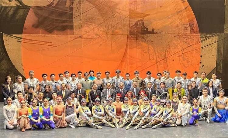 4月12日，中國(guó)人民對(duì)外友好協(xié)會(huì)會(huì)長(zhǎng)楊萬(wàn)明、駐日大使吳江浩及來(lái)自36國(guó)70位駐日使節(jié)代表等現(xiàn)場(chǎng)觀看中國(guó)雜技團(tuán)東京公演。中國(guó)人民對(duì)外友好協(xié)會(huì)供圖