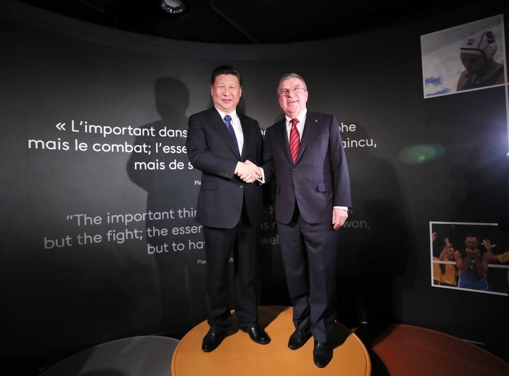 2017年1月18日，國(guó)家主席習(xí)近平在瑞士洛桑國(guó)際奧林匹克博物館會(huì)見(jiàn)國(guó)際奧林匹克委員會(huì)主席巴赫。這是習(xí)近平和巴赫在奧運(yùn)冠軍領(lǐng)獎(jiǎng)臺(tái)上合影。新華社記者 蘭紅光 攝