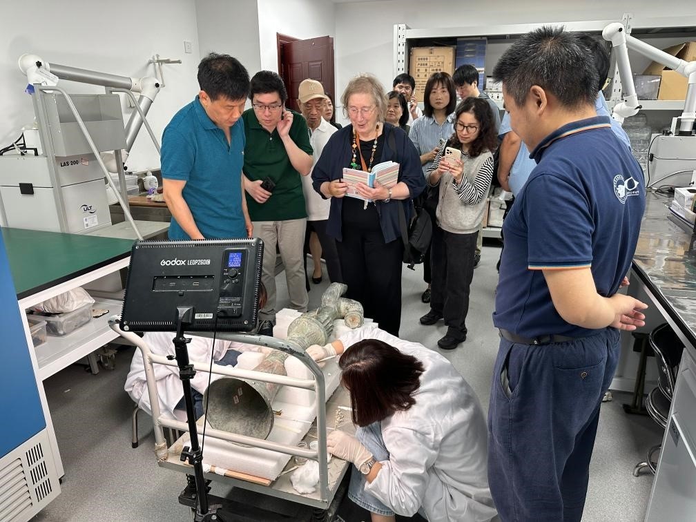 2024年5月28日，英國(guó)考古學(xué)家、牛津大學(xué)教授杰西卡·羅森在文物保護(hù)修復(fù)實(shí)驗(yàn)室觀摩文物。新華社發(fā)（四川省文物考古研究院供圖）