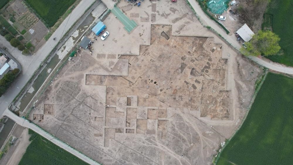 這是2024年3月23日拍攝的四川省廣漢市三星堆遺址發(fā)掘區(qū)（無(wú)人機(jī)照片）。新華社發(fā)（四川省文物考古研究院供圖）