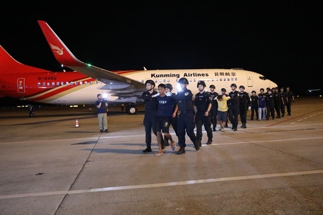 押解現(xiàn)場。公安部供圖