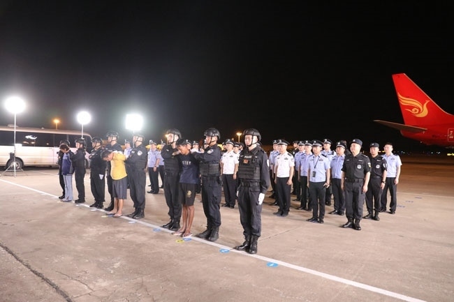 押解現(xiàn)場。公安部供圖