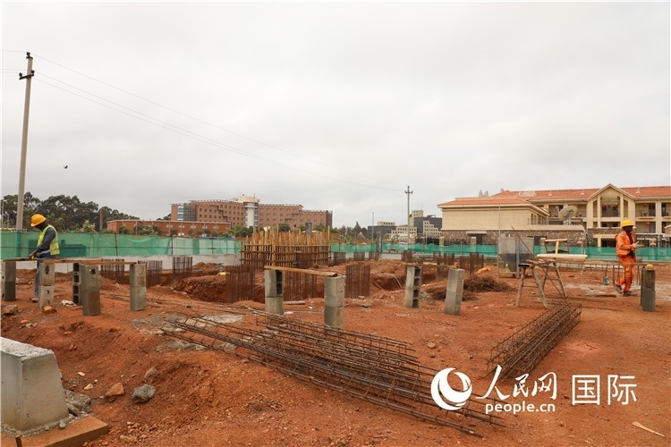 圖為孔子學(xué)院項目施工現(xiàn)場。人民網(wǎng)記者 沈小曉攝。