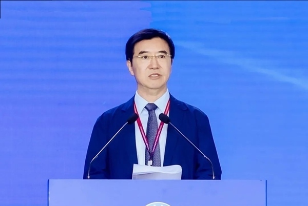 杜玉波在第八屆產(chǎn)教融合發(fā)展大會(huì)上作主旨報(bào)告。中國高等教育學(xué)會(huì)供圖