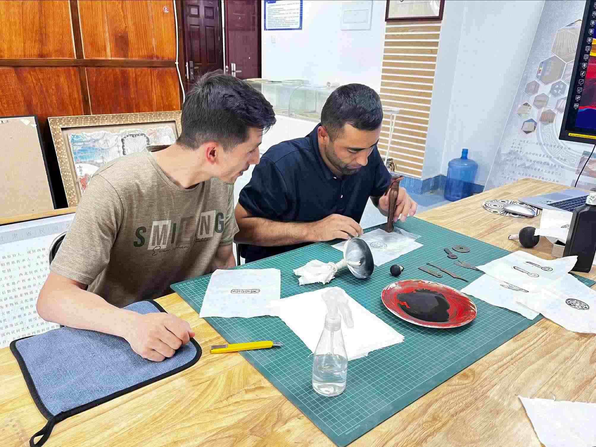 營員們動(dòng)手體驗(yàn)“非遺”技藝。校方供圖