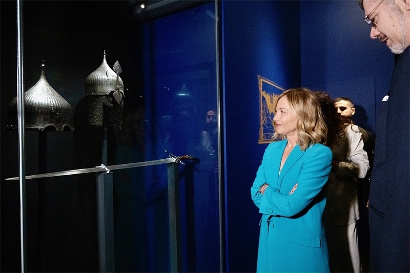 意大利總理梅洛尼參觀展覽“傳奇之旅：馬可·波羅與絲綢之路上的世界”。 (意大利總理府供圖)