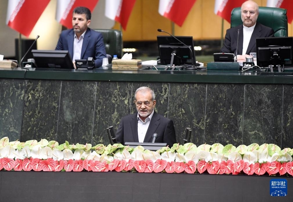 7月30日，佩澤希齊揚（前）在伊朗德黑蘭的伊朗議會宣誓就任伊朗總統(tǒng)后發(fā)表就職演說。新華社記者 沙達提 攝