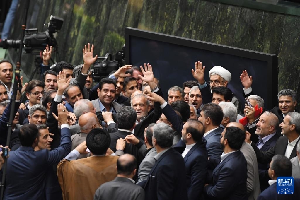 7月30日，在伊朗德黑蘭的伊朗議會，佩澤希齊揚（中）離開總統(tǒng)就職典禮現(xiàn)場時揮手致意。新華社記者 沙達提 攝