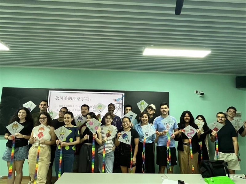 在中國和巴西共迎兩國建交50周年之際，巴西圣保羅州立大學(xué)孔子學(xué)院今年7月成功組織多批、近40名巴西青少年來華進(jìn)行短期訪問交流，圖為訪問團(tuán)成員參加文化體驗(yàn)活動。 巴西圣保羅州立大學(xué)孔子學(xué)院供圖