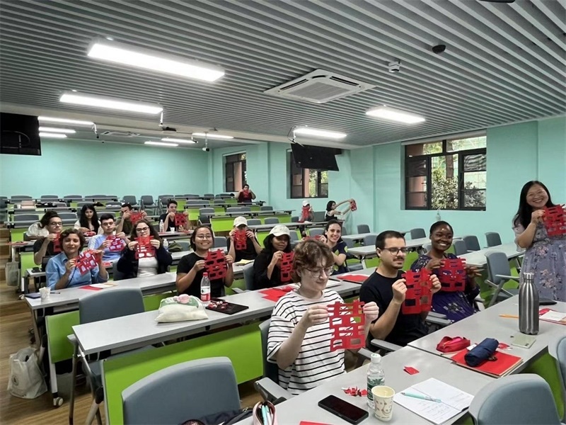 在中國和巴西共迎兩國建交50周年之際，巴西圣保羅州立大學(xué)孔子學(xué)院今年7月成功組織多批、近40名巴西青少年來華進(jìn)行短期訪問交流，圖為訪問團(tuán)成員參加文化體驗(yàn)活動。 巴西圣保羅州立大學(xué)孔子學(xué)院供圖