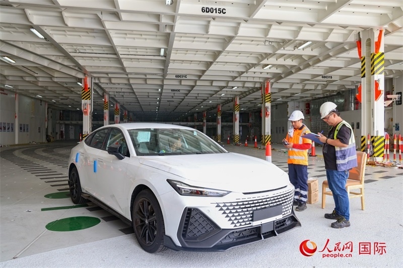 工人正在進行卸車作業(yè)。人民網(wǎng)記者 任皓宇攝