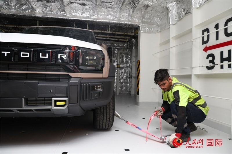 工人正在進行卸車作業(yè)。人民網(wǎng)記者任皓宇攝