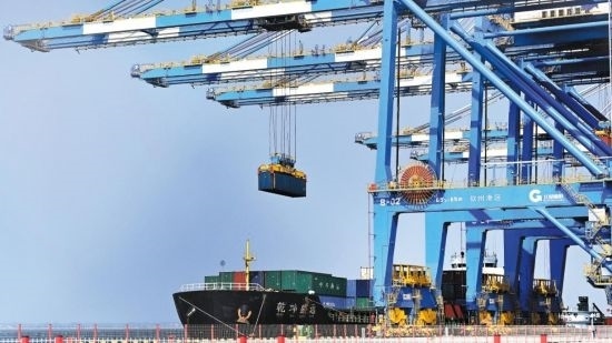 自動化起重機在中國（廣西）自由貿(mào)易試驗區(qū)欽州港吊裝集裝箱。（圖片來源：新華社）
