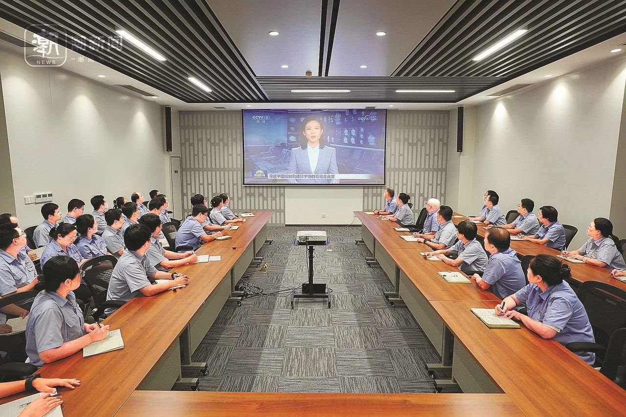 2024年8月1日晚，寧波永新光學(xué)股份有限公司員工集體觀看央視《新聞聯(lián)播》關(guān)于國家主席習(xí)近平給包陪慶、曹其鏞等祖籍寧波的香港企業(yè)家回信的報(bào)道。潮新聞?dòng)浾?賀元?jiǎng)P 彭鵬 周旭輝 攝