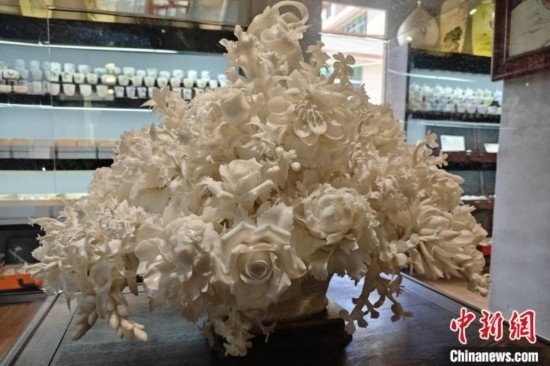 福建德化陶瓷以“白”見長，因白如雪、明如鏡、薄如紙、聲如磬、潤如玉而享譽世界。 吳冠標 攝