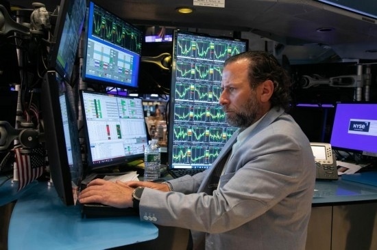 5月3日，交易員在美國(guó)紐約證券交易所交易大廳工作。新華社發(fā)（郭克攝）