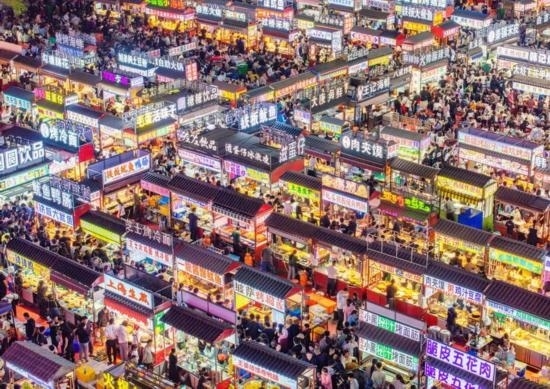 2024年4月21日，人們在河北省正定縣小商品夜市品嘗美食（無人機照片）。新華社發(fā)（武志偉 攝）