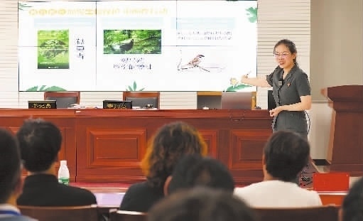 圖②：法官給旁聽群眾講解破壞生態(tài)環(huán)境的危害和法律后果。