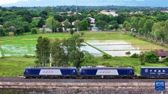 8月5日，由老撾籍火車司機(jī)獨(dú)立駕駛的滿載貨物的列車駛出萬(wàn)象站，向中國(guó)昆明進(jìn)發(fā)（無(wú)人機(jī)照片）。新華社發(fā)（楊永全 攝）