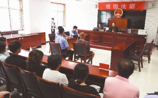 圖①：庭審現(xiàn)場。