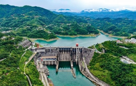 這是陜西安康水電站大壩（2024年6月21日攝，無人機照片）。新華社記者 蔡湘鑫 攝