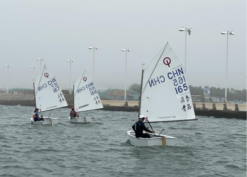 青島市嶗山區(qū)中韓小學(xué)帆船社團(tuán)進(jìn)行帆船訓(xùn)練。青島市嶗山區(qū)教育和體育局供圖