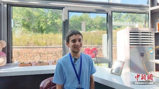 圖為外籍青年杜喬接受采訪。曹淼欣攝