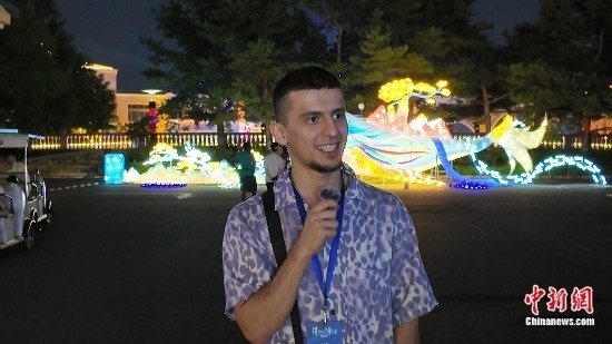 圖為外籍青年李浩然接受采訪。曹淼欣 攝