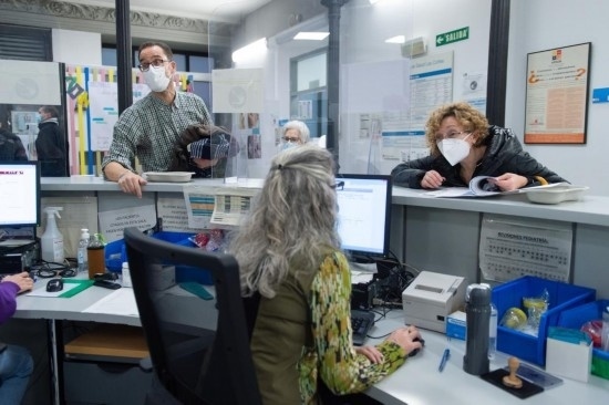 1月15日，人們?cè)谖靼嘌礼R德里一家診所內(nèi)就診。新華社發(fā)（古斯塔沃·巴連特?cái)z）