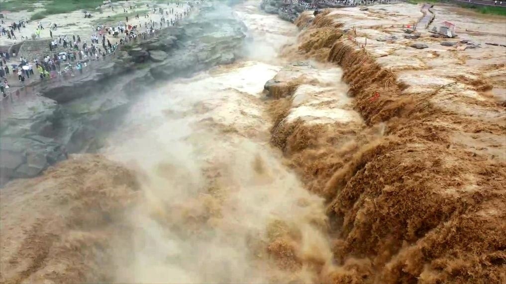 黃河壺口瀑布水量大增，出現(xiàn)壯美黃色瀑布群景觀。新華社發(fā) 呂桂明 攝