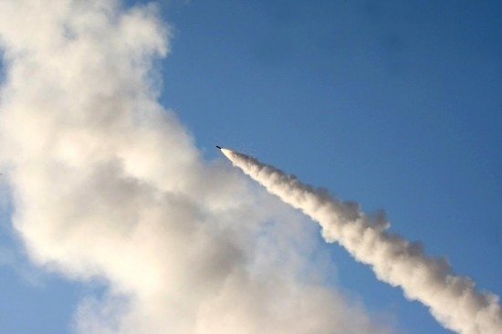 這張2011年6月28日在伊朗中部城市庫(kù)姆附近拍攝的照片顯示，一枚導(dǎo)彈在“偉大先知６”軍事演習(xí)中發(fā)射升空。新華社發(fā)