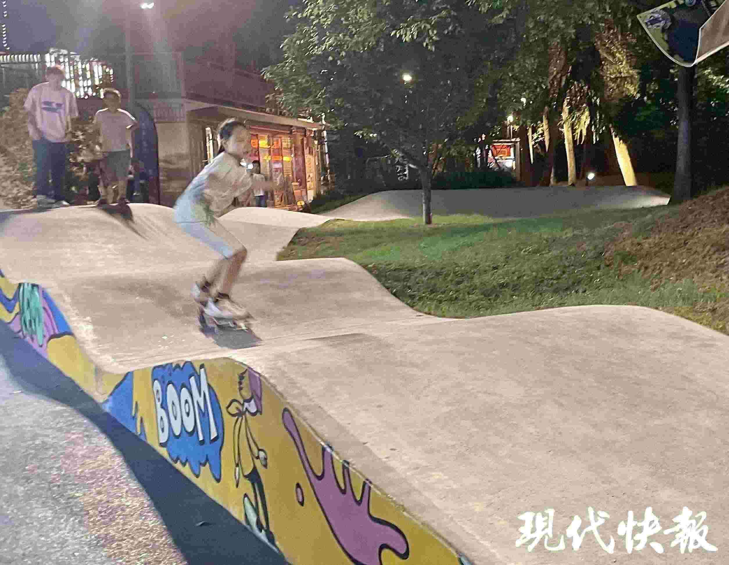 南京西城·夜未央的滑板場地上，一群青少年正在玩滑板