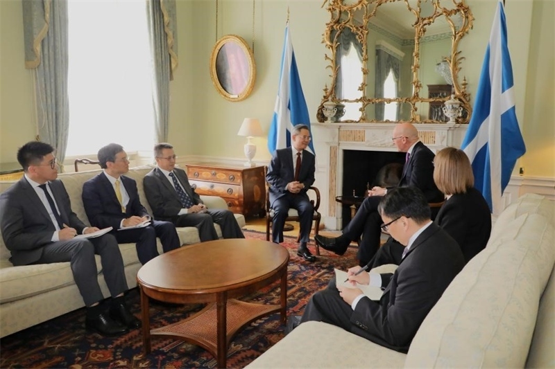 中國(guó)駐英國(guó)大使鄭澤光在愛(ài)丁堡會(huì)見(jiàn)蘇格蘭首席部長(zhǎng)斯溫尼。中國(guó)駐英國(guó)使館供圖