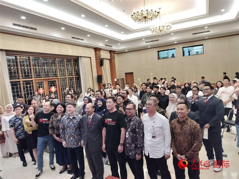 周侃臨時(shí)代辦與參加活動的中印尼嘉賓合影 人民網(wǎng)記者李培松攝