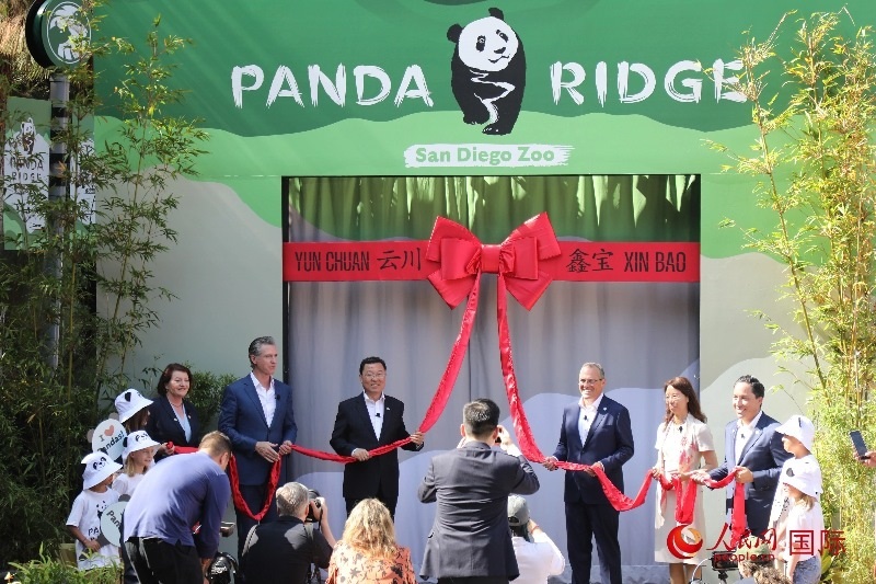 1、中國駐美國大使謝鋒、加州州長紐森、圣迭戈市市長格洛利亞等人共同為“熊貓嶺”開館剪彩。 人民網記者 李志偉攝