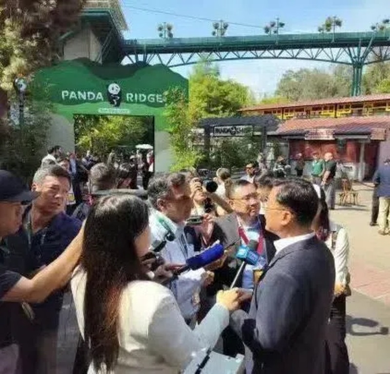 謝鋒大使現(xiàn)場(chǎng)接受記者采訪。中國(guó)駐美大使館供圖