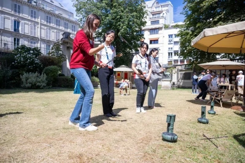 中外友人體驗投壺游戲。巴黎