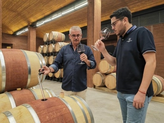  8月7日，尼古拉·格里馬（左）與同事在酒窖中。新華社記者 劉海 攝