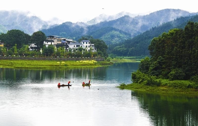 2024年6月5日，志愿者在湖南常寧市洋泉水庫清理水面漂浮物。