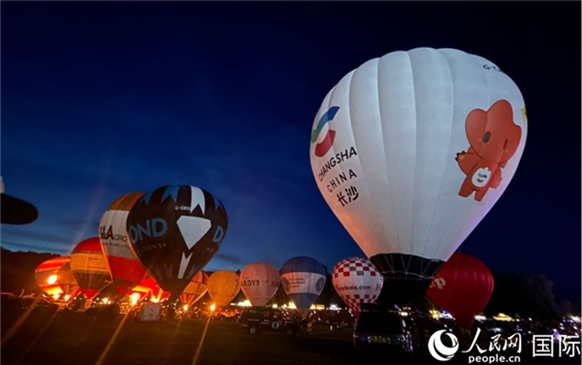 來自中國長沙的定制熱氣球亮相布里斯托國際氣球節(jié)。人民網(wǎng)記者 余穎攝