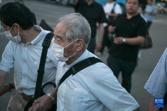 8月12日晚，侵華日軍第七三一部隊(duì)（簡(jiǎn)稱(chēng)“731部隊(duì)”）“少年隊(duì)”原隊(duì)員清水英男，乘機(jī)抵達(dá)哈爾濱。新華社記者 王松 攝