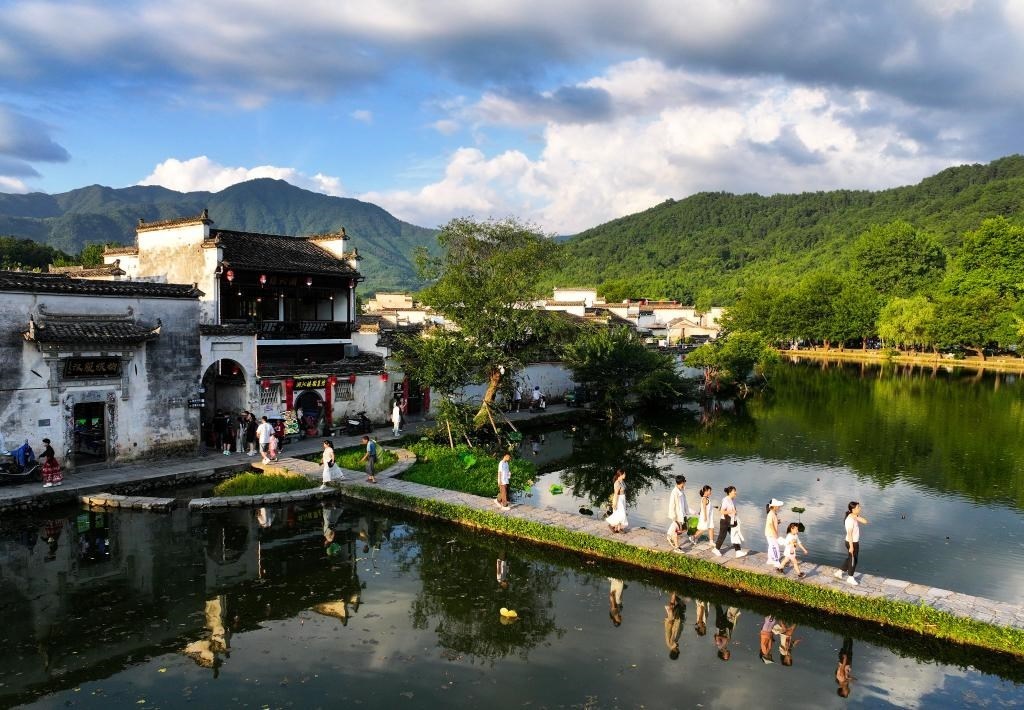 2024年7月7日，游客在安徽省黃山市黟縣宏村游玩。新華社記者杜宇攝