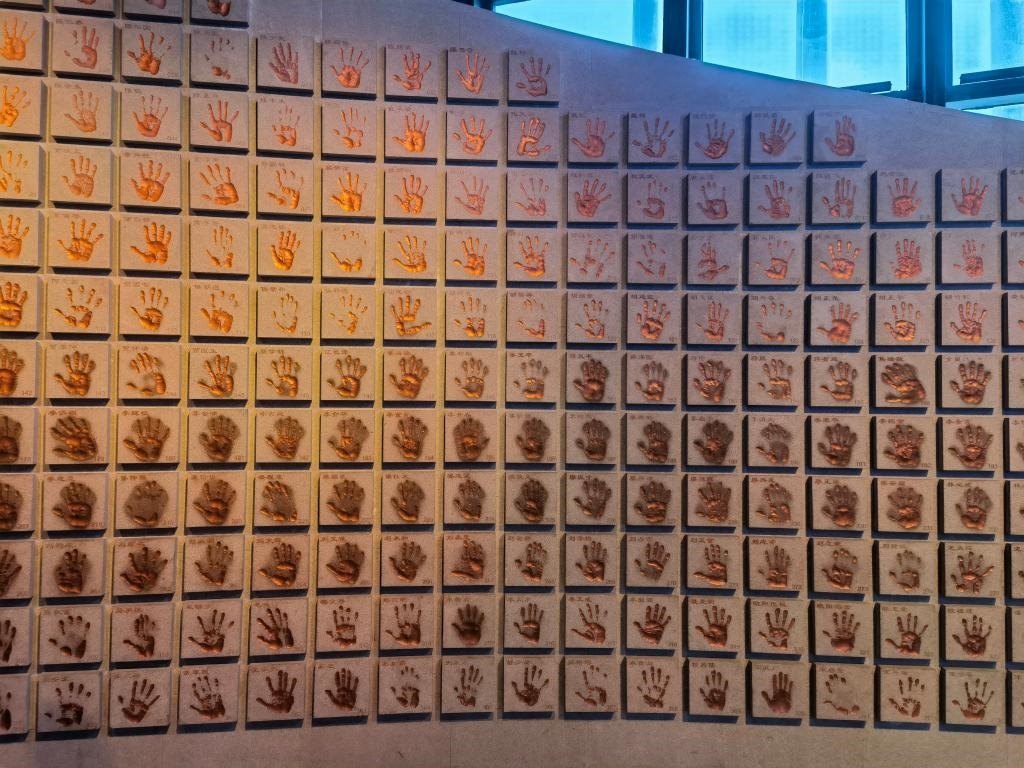 圖為侵華日軍南京大屠殺遇難同胞紀(jì)念館“三個(gè)必勝”展廳排列的648個(gè)鮮紅的手?。ň植浚?。新華社記者 邱冰清 攝