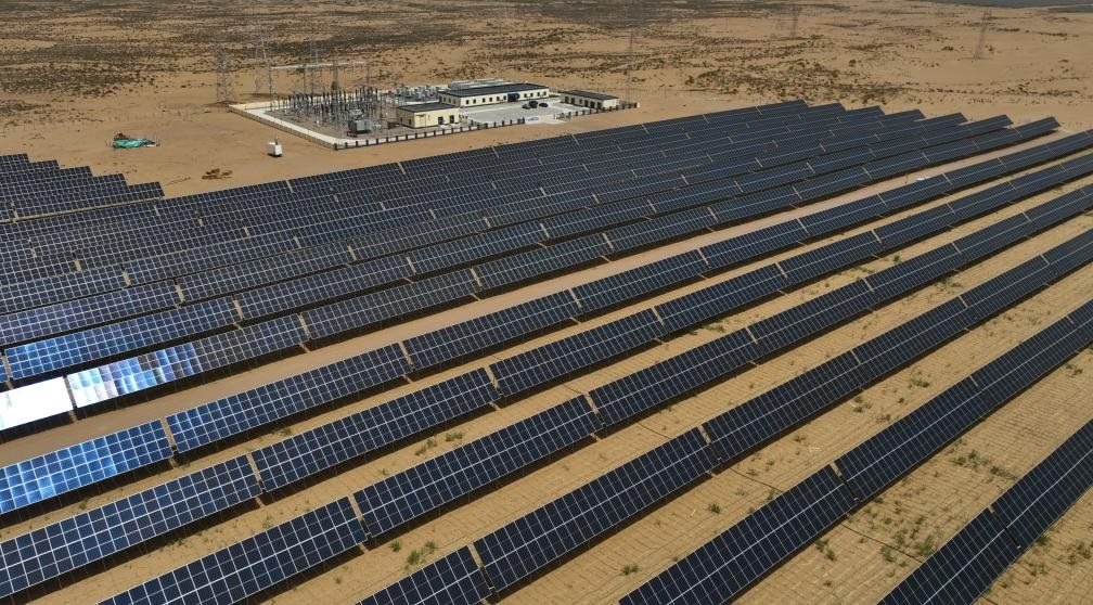 這是2024年5月16日拍攝的內(nèi)蒙古巴彥淖爾市磴口縣烏蘭布和沙漠光伏基地。新華社記者李云平攝