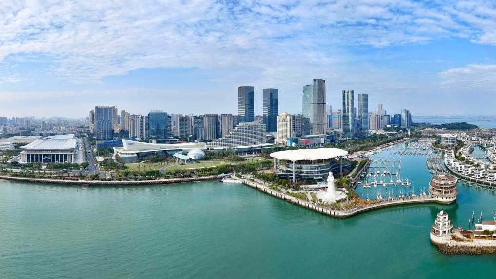 2024年1月24日拍攝的廈門(mén)國(guó)際會(huì)議中心、環(huán)島路一帶濱海城市景觀。新華社記者姜克紅攝