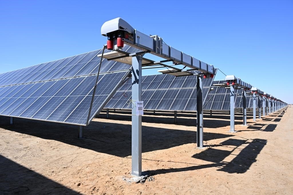 這是2023年3月18日在位于阿聯(lián)酋阿布扎比南部的艾爾達(dá)芙拉光伏電站拍攝的光伏板。新華社發(fā)（中國(guó)機(jī)械設(shè)備工程股份有限公司阿布扎比分公司供圖）