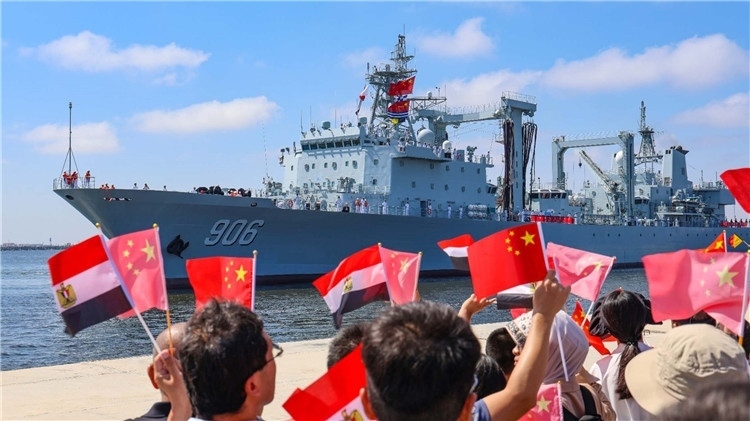 華人華僑代表熱烈迎接祖國軍艦來訪 護(hù)航編隊(duì)供圖